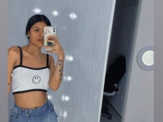 _18_laura live webcam thumbnail