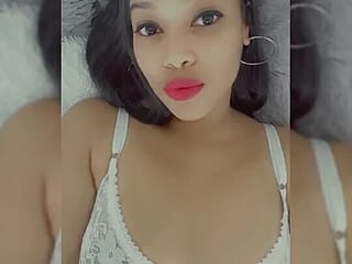_MoniqueLovay_ live webcam thumbnail
