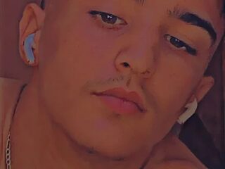 adamhdgdhdv73 live webcam thumbnail