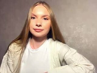 adriannemuldowney live webcam thumbnail
