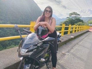 aisha_latina live webcam thumbnail