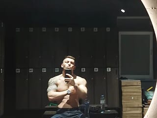 AlexShowPusy live webcam thumbnail