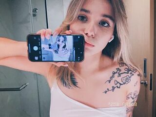 AliceTease live webcam thumbnail