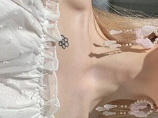 Aliceimhorny live webcam thumbnail