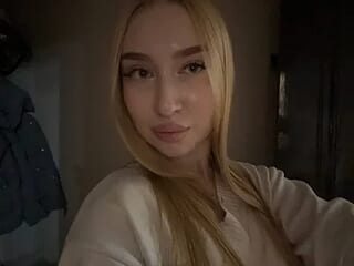 AlinaTeaseX live webcam thumbnail