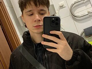 AnthonyCuutie live webcam thumbnail