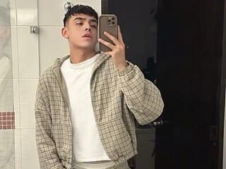 aronnhidden live webcam thumbnail