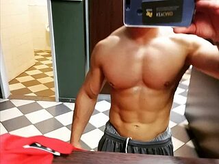 AthleticWomenizer2 live webcam thumbnail