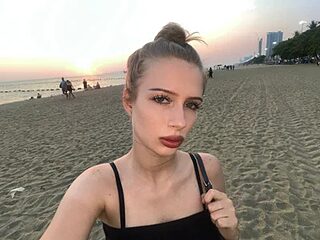 BellaDirty live webcam thumbnail