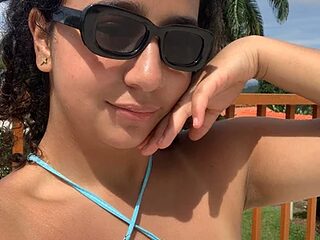 bella_swwan_ live webcam thumbnail