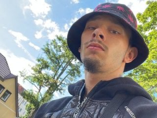 big_cock_is_back live webcam thumbnail