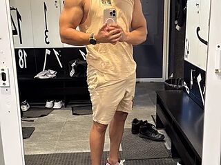 BlondEagleMuscle live webcam thumbnail