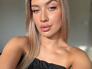 BlondeChiara live webcam thumbnail