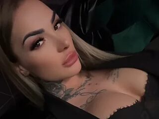 Blondietattoogirl live webcam thumbnail