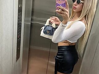 blonde_queen- live webcam thumbnail