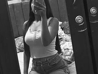 Brunettesexydeluxe live webcam thumbnail