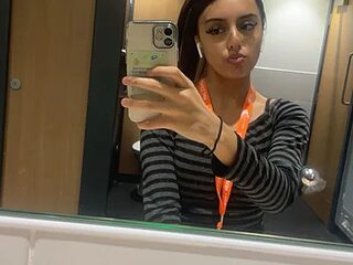 brownpetitegirlxo live webcam thumbnail