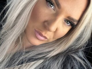 Bustyblondebabe32 live webcam thumbnail