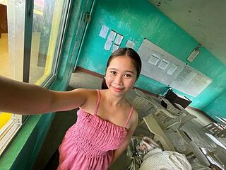 CarmeliaJungling live webcam thumbnail