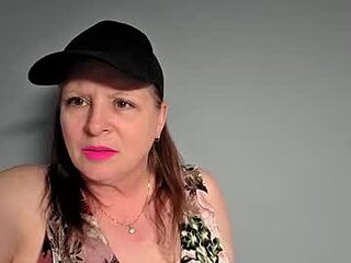 canadianqueen1973 live webcam thumbnail