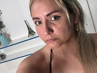 carol_hot_hard live webcam thumbnail