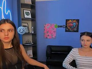 caroline_honeyy live webcam thumbnail