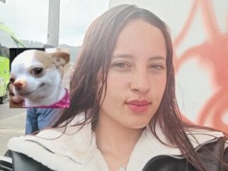 Chloe_2-4 live webcam thumbnail