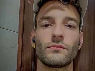 Christopher_saint live webcam thumbnail