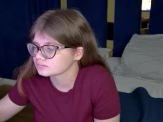 chloehalses live webcam thumbnail