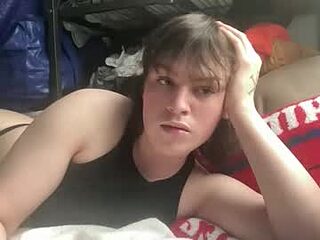 cinnamonjaxin live webcam thumbnail