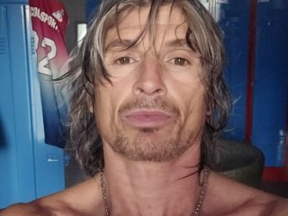 coltstudiogrouperic live webcam thumbnail