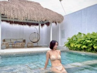 CraveMyCurves live webcam thumbnail