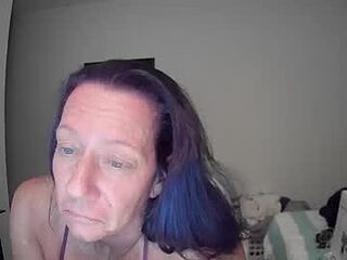 cristalmills069 live webcam thumbnail