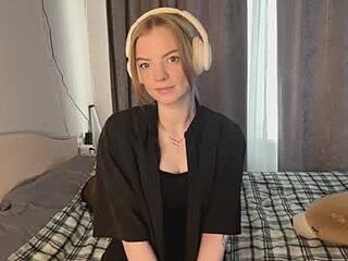 cristinekondo live webcam thumbnail