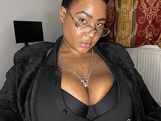CurvySashia live webcam thumbnail
