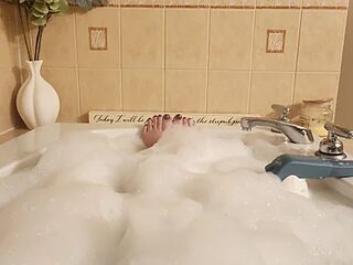 CurvySquirter69 live webcam thumbnail