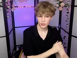curly_twinkboy live webcam thumbnail
