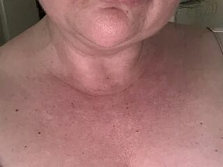curvymilfmicha live webcam thumbnail