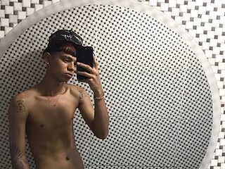 cute_boy_angelx18 live webcam thumbnail