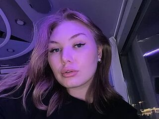 cutiejuliee live webcam thumbnail