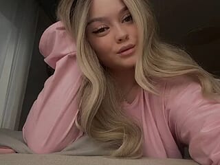 ElsaJeanX live webcam thumbnail