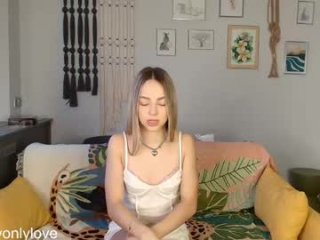 elly_ary live webcam thumbnail