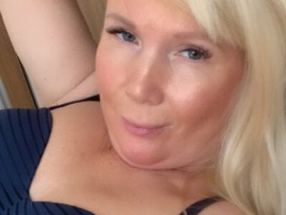 EmmaInLove23 live webcam thumbnail