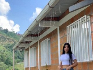 Estefani_32 live webcam thumbnail