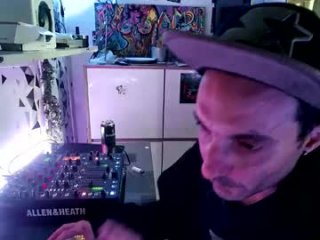 feetamiiin live webcam thumbnail