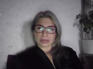 fox_red_lady7 live webcam thumbnail