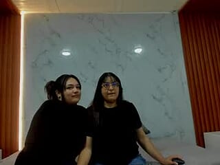 genesis_y_moon live webcam thumbnail