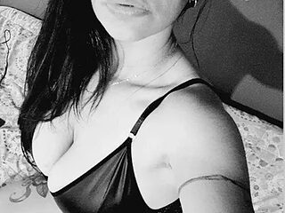 Gia-and-Lara live webcam thumbnail