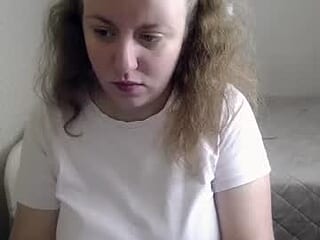 girlshyyy live webcam thumbnail