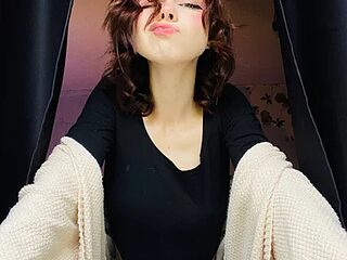 GlitchyDolly live webcam thumbnail